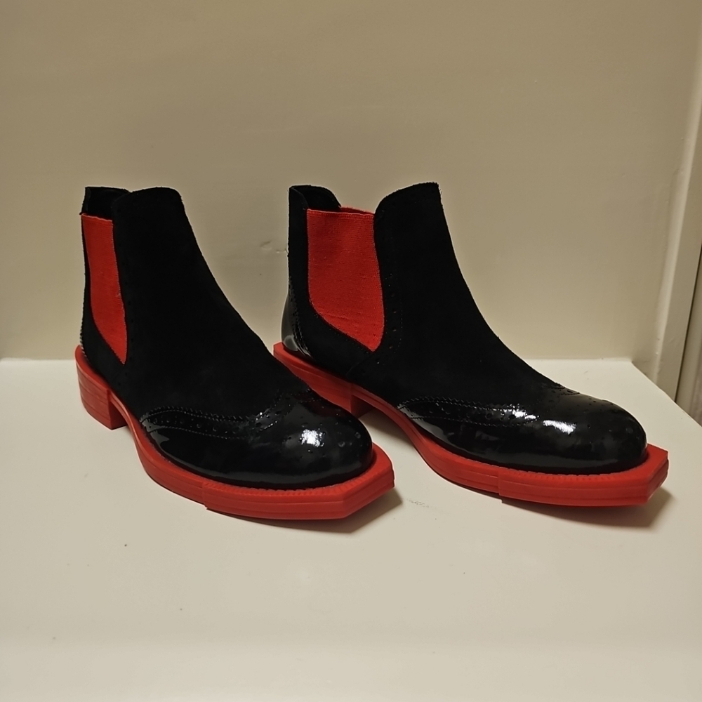 NWOT Girotti Chelsea boot, 24236, Black suede‎ w/patent leather, red accent